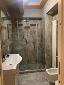 伊莫拉La Nicchia的带淋浴和盥洗盆的浴室