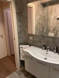 伊莫拉La Nicchia的浴室设有白色水槽和镜子