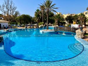 滨海罗克塔斯默古马公寓的度假村内一个蓝色的大泳池