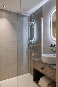 莱顿Breathe Hotel Leiden的一间带水槽和淋浴的浴室