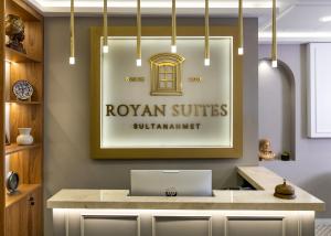 伊斯坦布尔Royan Suites的挂在厨房里的罗克森套房餐厅的标志