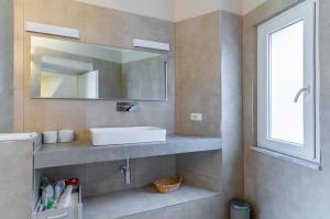 韦扎诺利古雷Comfy & Roomy Apt - View on the Ligurian Hills!的一间带水槽和镜子的浴室
