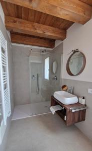 圣皮耶特罗因卡里亚诺Casa Ossan的带淋浴、盥洗盆和镜子的浴室