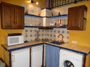 La CubaCasa La Cantonera con zona relax jacuzzi的厨房配有水槽和洗衣机
