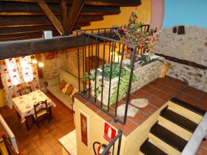 La CubaCasa La Cantonera con zona relax jacuzzi的一间设有楼梯、桌子和植物的房间