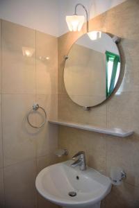 阿吉亚利伊佩里拉酒店的一间带水槽和镜子的浴室