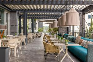 马德里伊鲁尼阿垂姆康福特尔酒店的餐厅设有蓝色的沙发和桌椅