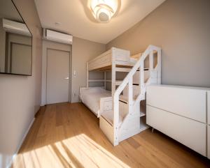 卢森堡Core Luxembourg City- Luxury Brands Street的一间卧室配有一张双层床和梯子