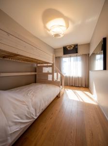 卢森堡Core Luxembourg City- Luxury Brands Street的一间卧室配有双层床和窗户。