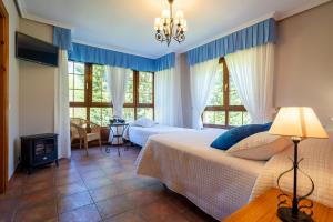 阿尔戈尼奥斯伊尔特拉斯梅拉诺旅馆的一间卧室设有一张床和两个窗户。