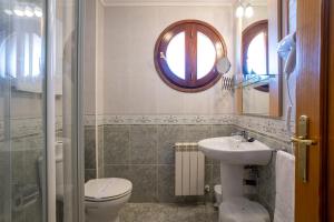 阿尔戈尼奥斯伊尔特拉斯梅拉诺旅馆的一间带卫生间、水槽和镜子的浴室