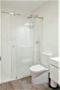 埃斯平霍Vale Do Mar House的带淋浴和卫生间的白色浴室