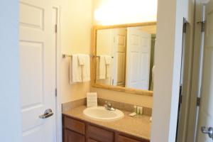 休斯顿西休斯顿宿之桥 - 能源走廊酒店的一间带水槽和镜子的浴室