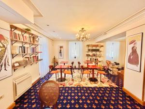 扎鲁亚斯萨劳斯酒店的配有桌椅和书架的房间