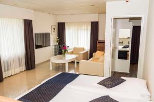 斯莱纳肯斯莱纳肯贝斯特韦斯特酒店的一间卧室设有一张床和一间客厅。