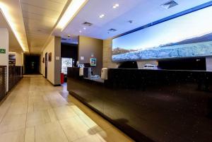 圣地亚哥拉昆塔圣地亚哥机场LQ酒店的酒店大堂,设有办理入住手续的柜台