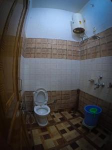 德拉敦Gaharwar Home Stay的瓷砖客房内的卫生间