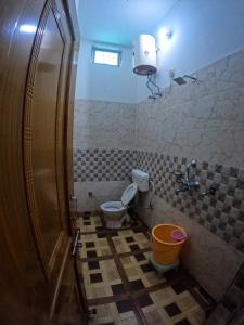德拉敦Gaharwar Home Stay的一间带卫生间和水槽的浴室