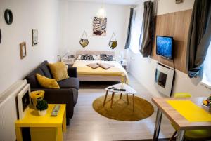 萨格勒布Apartments Lisinski - Private parking的一个小客厅,配有一张床和一张沙发