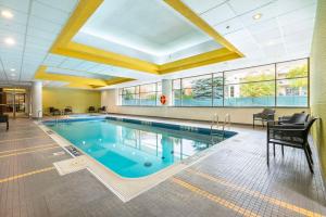 巴里Allure Hotel & Conference Centre, Ascend Hotel Collection的大楼内的大型游泳池