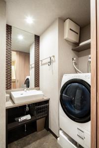 东京Section L Yushima-Ueno的一间带洗衣机和水槽的浴室