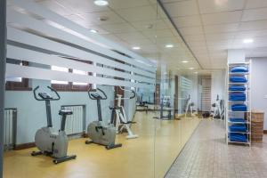 福米加尔Snö Hotel Formigal的健身房设有跑步机和椭圆机