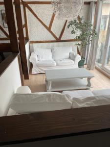 La BruyèreLa bergerie的客厅配有2张白色沙发和1张桌子