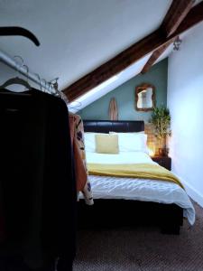 MurtonSafire home的一间卧室配有一张黄色和白色毯子的床