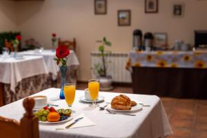 阿尔戈尼奥斯伊尔特拉斯梅拉诺旅馆的一张桌子,上面放着一盘食物和橙汁
