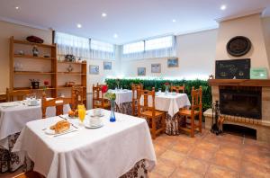 阿尔戈尼奥斯伊尔特拉斯梅拉诺旅馆的一间带2张桌子和壁炉的用餐室