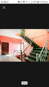 贾巴尔普尔OYO Hotel Erawat Greens的楼梯,在有绿色楼梯的建筑里