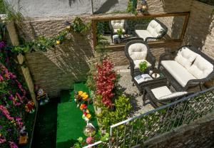 伊斯坦布尔Royan Suites的享有带椅子和鲜花的露台的顶部景致