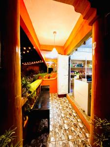 马拉帕斯加Edem Tourist Inn Malapascua的客房享有带厨房和柜台的客房的景致。