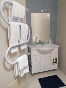 佩尼契PENICHE - Guest House Casa das Estelas的浴室配有盥洗盆、镜子和毛巾
