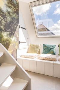 IlpendamAuthentic apartment in farmhouse near Amsterdam的客房设有大窗户和沙发。