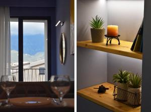 地拉那Vibrant Apartment的客房设有窗户和一张带葡萄酒玻璃的桌子