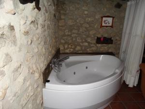 La CubaCasa La Cantonera con zona relax jacuzzi的一间带卫生间和浴缸的浴室