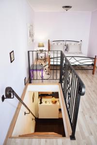 斯普利特Lavender cozy & lovely 17的客房设有楼梯,通往带一张床的卧室