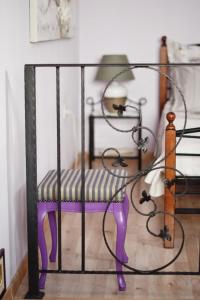斯普利特Lavender cozy & lovely 17的金属椅,带紫色长椅