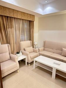 阿可贺巴شاليهات ويف -Wave Resort的客厅配有两张沙发和一张咖啡桌