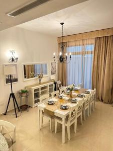 阿可贺巴شاليهات ويف -Wave Resort的客厅配有餐桌和椅子