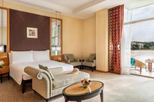 阿布扎比爱尔拉哈海滩酒店的酒店客房配有床、沙发和桌子。
