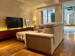彭布罗克Pembroke St Julians Luxury, Comfort, Location的带沙发和电视的客厅