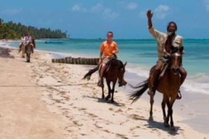 小玉米岛Casa Paraíso - Little Corn Island的两个人在海滩上骑马
