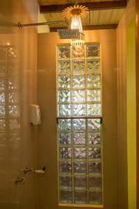 小玉米岛Casa Paraíso - Little Corn Island的浴室设有玻璃墙淋浴