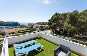 卡拉加尔达纳Villa Ermita by Sonne Villas的阳台享有2把蓝色椅子的景致。
