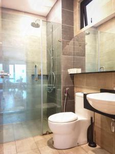 云顶高原Geo 38 Residence Genting Highland的一间带卫生间和玻璃淋浴间的浴室