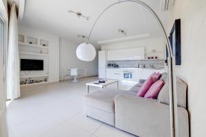斯利马Modern Apartment steps from Balluta Bay的白色的客厅配有沙发和桌子