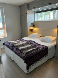 奥勒Sadelbyn Fjällhem的一间卧室配有一张大床,床上有毯子