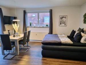 莱比锡Leipzig Residenz Goethe Apartment mit 2 Dachterrassen的客厅配有桌子和沙发